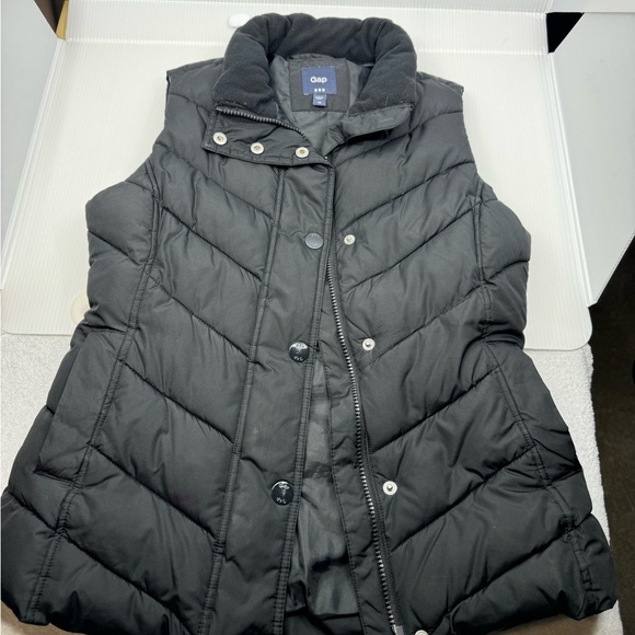GAP Jackets & Blazers - GAP Women's Black Puffer Vest
